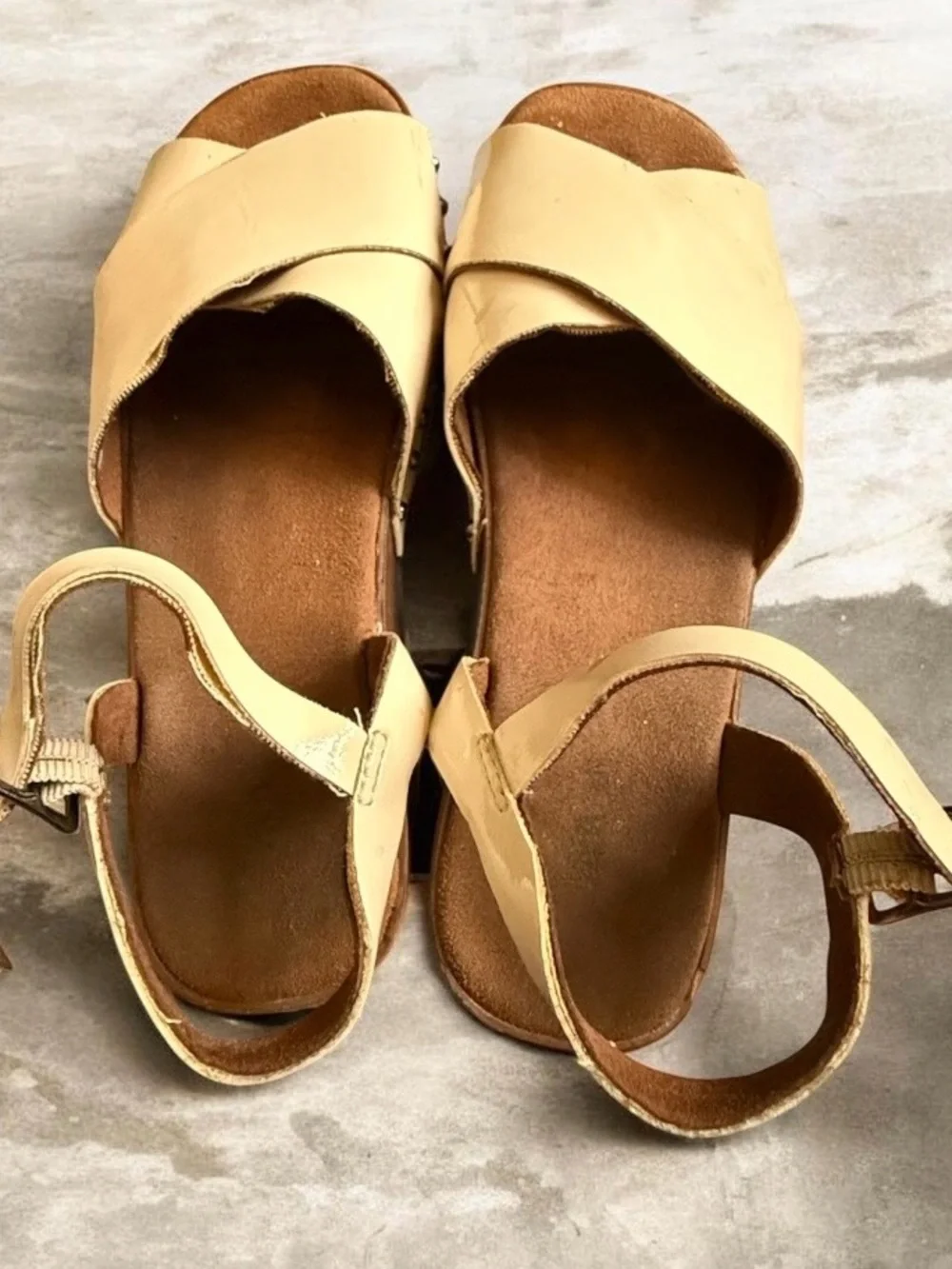 Zara girls' beige sandals size 32